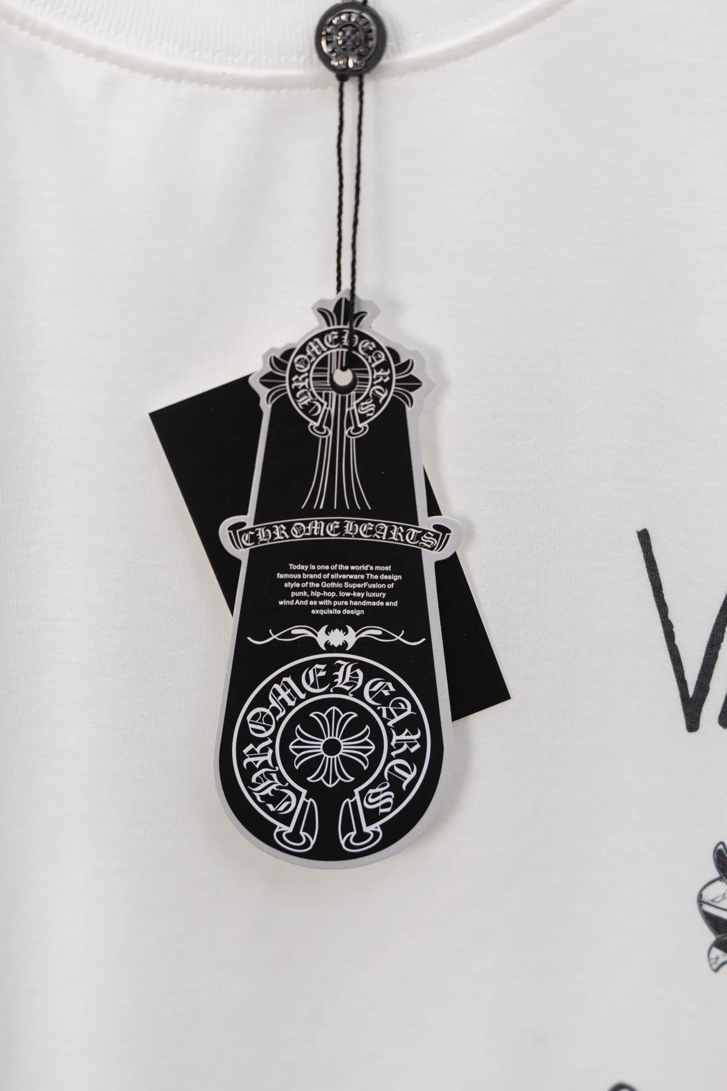 P170 Style No./F046 Chrome Hearts Chrome Hearts new vest T-shirt. The fabric is made of 280g high-quality long-staple cotton blend. It is soft and breathable while retaining the original support. Digital direct injection process is used on the front and back to restore the color of the pattern itself. Fabric: 280g. Version: loose T-shirt. Color: black and white.